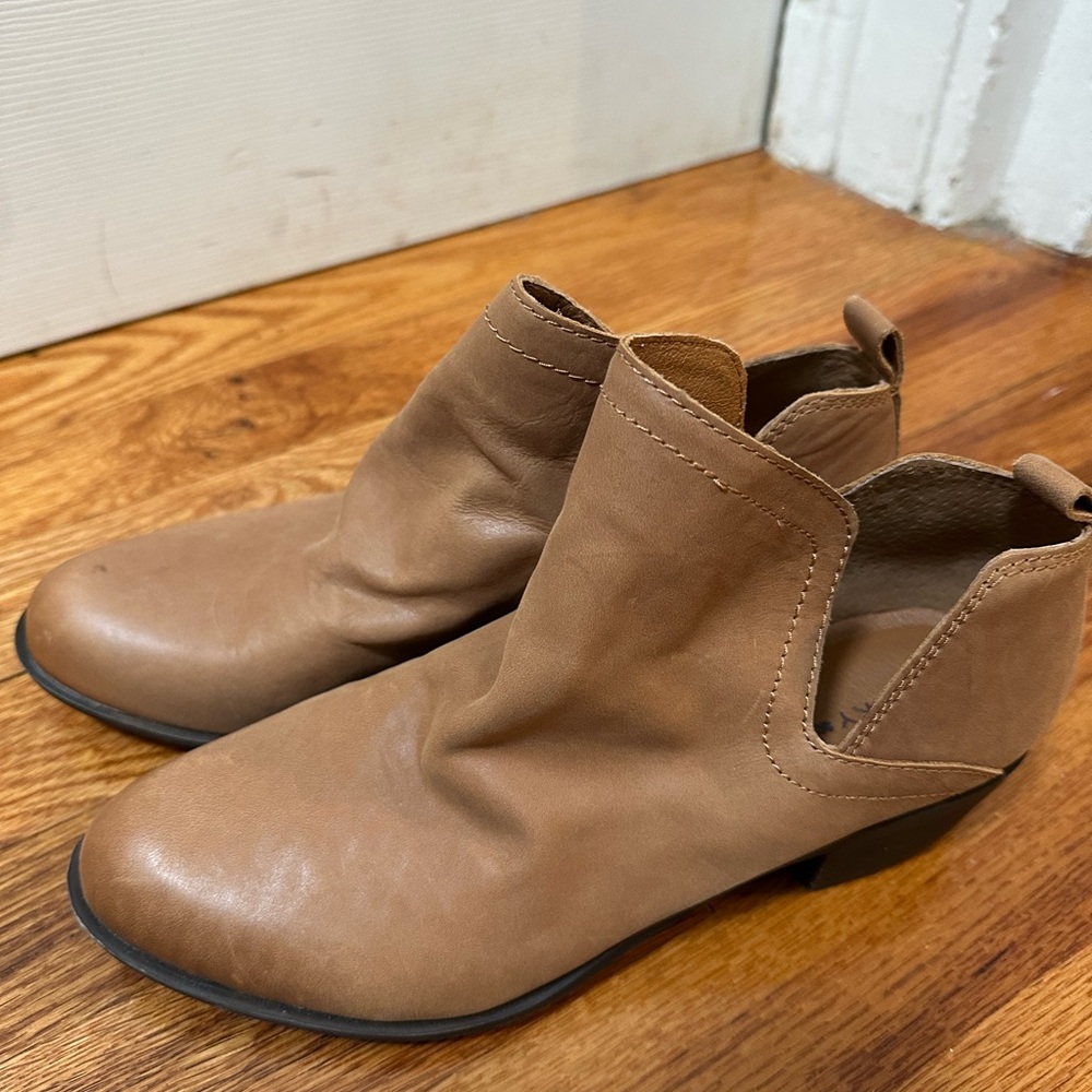 Lucky Brand Women's Tan Cutout Ankle Booties size 7